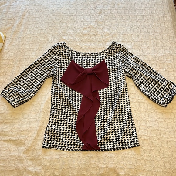 Yahada Black and Cream Houndstooth blouse with bow on back - Picture 4 of 6